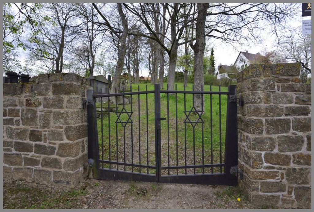 Der Eingang zum Friedhof